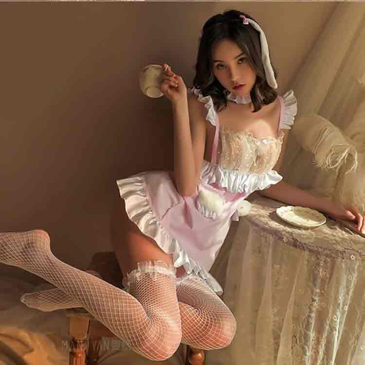 هل يعتبر زي الخادمة الشفاف أحد عناصر الموضة الرائجة في صناعة الأزياء والأزياء؟
